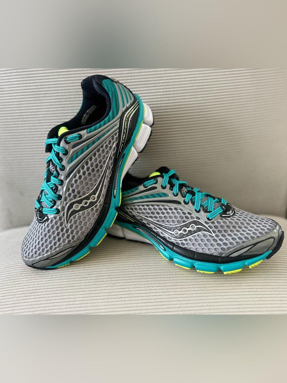 Saucony Women’s Triumph 11 in the Gray/Teal/Yellow size 8